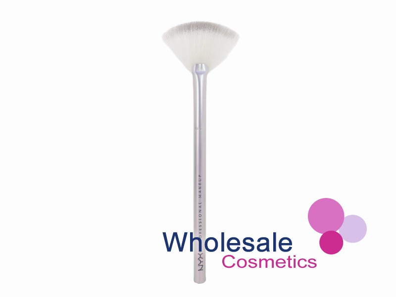 9 x NYX Professional Makeup Holographic Halo Brush - MICRO